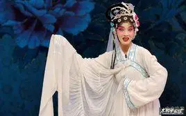 何伶简介