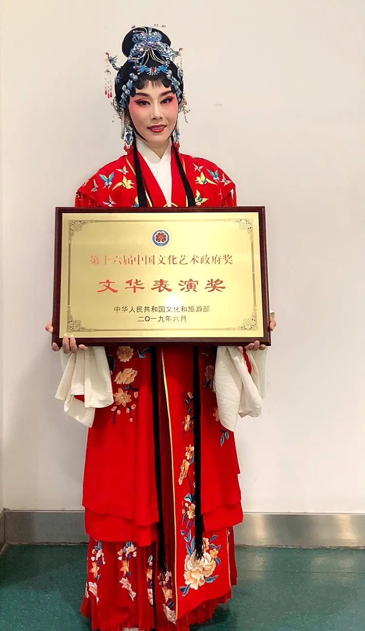 周虹简介