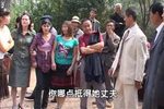大门边上来站岗